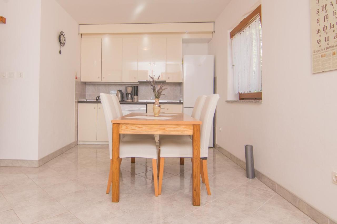 Apartmani Villa Kalinic Njivice Exteriör bild